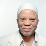 salif-keita Salif Keïta, est un chanteur et musicien malien. En grandissant, il souffre d'albinisme dans une région où les albinos sont mal vus. Malgré tout, Le 12 décembre 2004, à Johannesburg (Afrique du Sud), il est distingué aux Kora Awards pour l’ensemble de sa carrière. Puis, le 19 juillet 2010, Salif Keïta a été nommé Ambassadeur de la paix par Jean Ping, président de la commission de l'Union africaine, afin de soutenir « les efforts de la Commission pour résoudre les conflits et promouvoir la paix sur le continent »