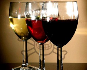 vin-pesticides De nombreux résidus dans le vin européen témoignent d’une utilisation très intensive de pesticides en viticulture. Parmi ces résidus trouvés de nombreuses molécules sont des cancérigènes possibles ou probables, des toxiques du développement ou de la reproduction, des perturbateurs endocriniens ou encore des neurotoxiques.