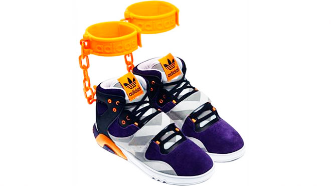 adidas-controverse Après avoir dévoilé le « JS Roundhouse Mids » sur sa page Facebook le 14 juin 2012, Adidas a dû renoncer à sa mise en marché, suite à de trop nombreuses critiques.