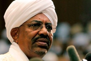 omar-el-beshir Même si l'OTAN et Amnistie Internationale sont favorables à son arrestation, la Ligue arabe et l'Union africaine ont indiqué qu'ils ne donneront pas suite au mandat. Depuis que la CPI a émis le mandat, El-Béchir a visité le Qatar, l'Égypte, le Tchad, Djibouti et le Kenya sans être arrêté. La visite qui a cependant été la plus critiquée a été celle effectué en Chine en juin 2011. La Chine est l'un des principaux partenaires du Soudan et Pékin n'a pas donné suite au mandat d'arrêt international.