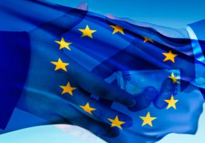 corruption-europe Max Weber reliait assez étroitement la corruption et la vie politique des démocraties, qui suppose l'apparition de professionnels de la politique, qui vivent de la politique et non pas pour la politique. Dans une optique plus conjoncturelle, dès lors qu'un acteur peut prendre des décisions publiques qui ont des conséquences démesurées pour certains intérêts privés, la corruption s'insinue.