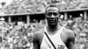 jesse-owens En 1936, Jesse Owens est élu « Athlète de l'année » par l'Associated Press et en 1950, il est nommé « Meilleur athlète des 50 dernières années » par l'Associated Press. Depuis 1981, le Jesse Owens Award est remis chaque année au meilleur performeur américain de l'année