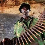 m23-congo En 2008, 17 000 casques bleus s'avèrent incapables d'empêcher que 4 000 combattants de terroriser et de soumettre la population. Le général espagnol Vicente Diaz de Villegas, qui a démissionné de ses responsabilités de chef de la Monuc « a laissé entendre que la Monuc dispose d'un mandat clair et énergique, mais que certaines puissances empêchent que ce mandat soit appliqué »