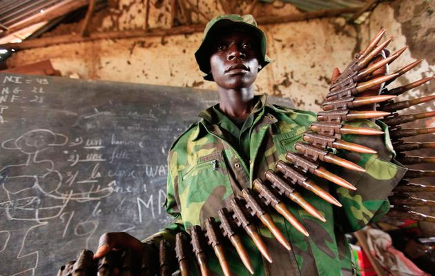 m23-congo En 2008, 17 000 casques bleus s'avèrent incapables d'empêcher que 4 000 combattants de terroriser et de soumettre la population. Le général espagnol Vicente Diaz de Villegas, qui a démissionné de ses responsabilités de chef de la Monuc « a laissé entendre que la Monuc dispose d'un mandat clair et énergique, mais que certaines puissances empêchent que ce mandat soit appliqué »