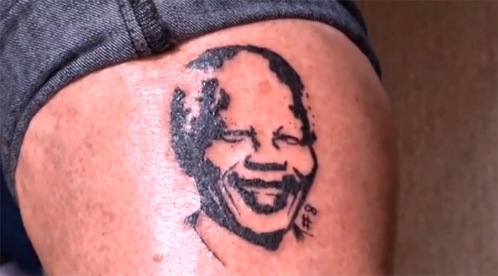 mandela-94 Un salon de tatouage à Pretoria à tenter de rendre cette journée encore plus mémorable en tatouant 67 de leurs clients d’une image permanente de l'ancien président sud-africain Nelson Mandela.