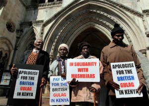 poursuites-kenyan-londre (de gauche à droite) Wambugu Wa Nyingi, Jane Muthoni Mara, Paulo Nzili et Ndiku Mutua, à l'extérieur de la Royal Courts of Justice à Londres en 2011