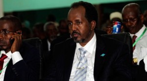 hassan-sheikh-mohamoud Professeur de technologie à l'université de Mogadiscio, Hassan Sheikh Mohamoud est élu président de la République le 10 septembre 2012 au 2e tour par le Parlement fédéral de transition réuni à Mogadiscio, obtenant 190 voix contre le président sortant Sharif Sheikh Ahmed qui en obtient 79.