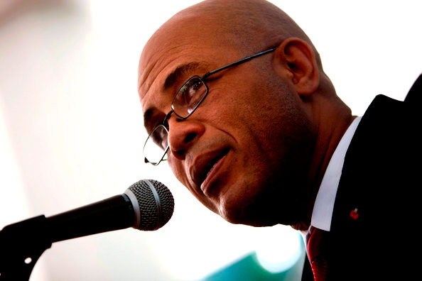 michelmartelly L'actuel président Haitien, Michel Martelly, semble donner la priorité à la mise en scène par rapport à l'art de gouverner, et les symboles sur le fond.