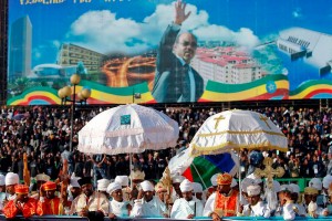 zenawi-funeraille Suite au rapatriement de son corps sur un vol d’Ethiopian Airlines deux jours après sa mort, des milliers de personnes s'étaient rassemblés dans les rues de l'aéroport à l'ancienne résidence de Meles Zenawi pour rendre un dernier hommage à son cercueil, drapé du drapeau de l'Éthiopie