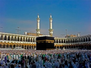 hajj La croissance de la fréquentation est très forte. On dénombrait en effet 50 000 pèlerins en 1935, 100 000 en 1950, 200 000 en 1955, 400 000 en 1969, 918 000 en 1974 et 1,3 million en 1981. En 2008, l'Arabie saoudite a accueilli officiellement 3,5 millions de pèlerins mais certaines sources évoquent jusqu'à 5 millions de participants.