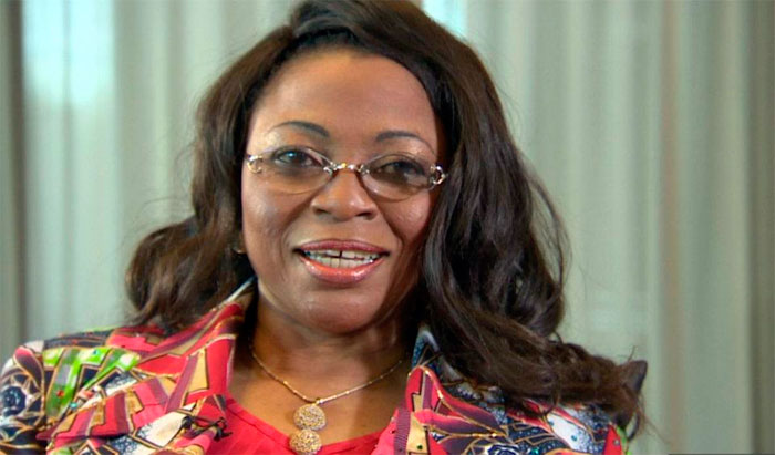 Folorunsho Alakija Folorunsho Alakija est la fille d'un riche Nigérian qui avait 8 femmes et 52 enfants. Elle est maintenant la 4e plus riche personne Noire de la planète derrière les Nigérians Mike Adenuga et Aliko Dangote (4.3 milliards $, 11.2 milliards $) et l'Éthiopien Mohammed Al Amoudi (12.5 milliards $)