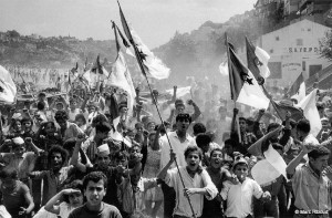 L'Algérie comptait 37,1 millions d'habitants en janvier 2012 avec un taux de croissance annuel de 1,21 %. Près de la moitié des Algériens a moins de 19 ans. Le pays connaît aussi un taux important d’émigration. En 2000, l’Algérie est le 15e pays du monde ayant fourni le plus de migrants, estimés à plus de 2 millions d’individus, soit une proportion de 6,8 % par rapport à la population du pays. La France abrite la plus importante communauté algérienne à l'étranger, estimée à un million de personnes, dont près de 450 000 binationaux.