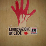 Le slogan de Forza Nuova « Immigration kills » (L’immigration tue)
