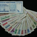 Les dollars zimbabwéens. En avril 2009, le gouvernement décide d'abandonner pour au moins un an le dollar zimbabwéen qui n'a plus de valeur au profit du Rand sud-africain et du dollar américain.