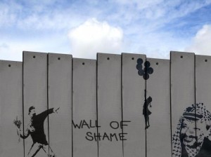 L’ONU a fait de 2014 l'Année internationale de la solidarité avec le peuple palestinien, une occasion de redoubler d'efforts pour réaliser la solution à deux États, Israël et Palestine. Selon Jan Eliassson, Vice- Secrétaire général de l'ONU, il s'agit d'édifier un État de Palestine indépendant, viable et souverain, vivant côte à côte et dans la paix, avec un État d'Israël en sécurité où chaque partie reconnaît les droits légitimes de l'autre.