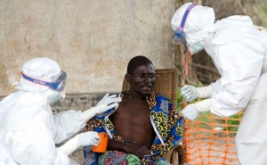 Les cas d'Ebola sont généralement éloignés, rares et imprévisibles, certains scientifiques voient l'épidémie actuelle du virus Ebola en Guinée comme une occasion de tester des vaccins potentiels ou des médicaments.
