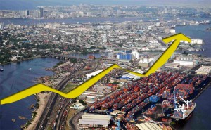 L'économie de Lagos, la plus grande ville du Nigeria, est en pleine expansion depuis plusieurs années. C'est la plaque tournante du commerce international du pays, particulièrement en ce qui a trait à l'industrie du pétrole. Son port est le premier du pays et un des principaux ports d'Afrique.