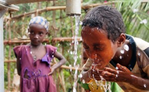 À travers le monde, plus de 2,5 milliards de personnes vivent sans installation sanitaire adéquate. Près de 800 millions n’ont toujours pas accès à une source d'eau améliorée protégée des diverses sources de contamination