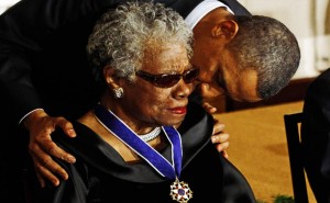 Barack Obama remet en février 2011 la Médaille présidentielle de la liberté à Maya Angelou. Créée en 1963 par le président John F. Kennedy, c'est la plus haute décoration civile des États-Unis