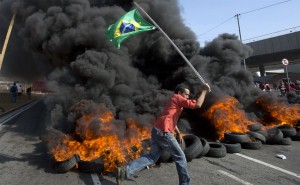Manifestation contre l'argent dépensé pour la Coupe du Monde de football 2014 près du stade Itaquerao qui accueillera le premier match du tournoi